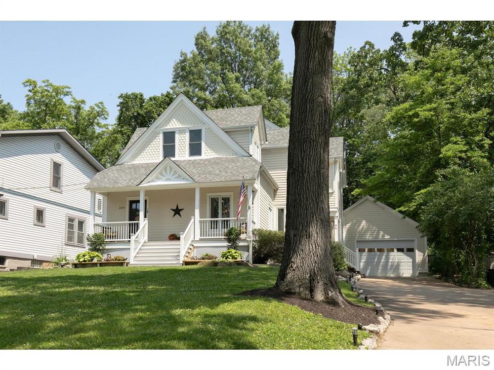$865K home in Webster Groves